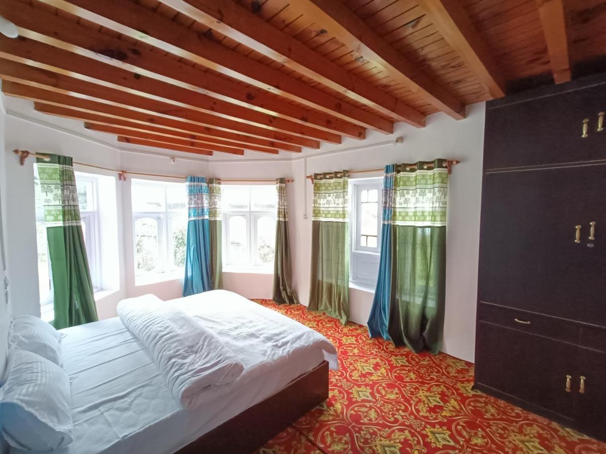 Hotel Kolahoi Heights