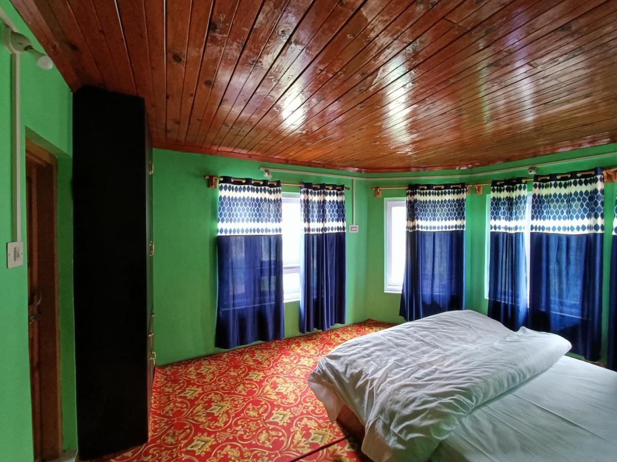 Hotel Kolahoi Heights 3*
