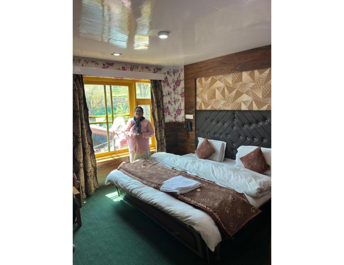 New Tourist Palace, Homestay