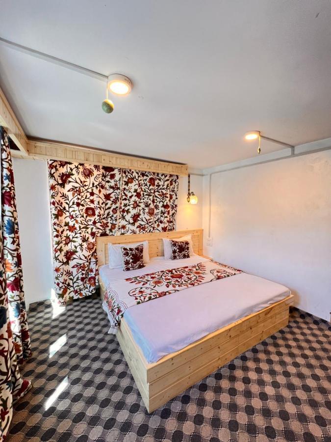 Hotel A House *