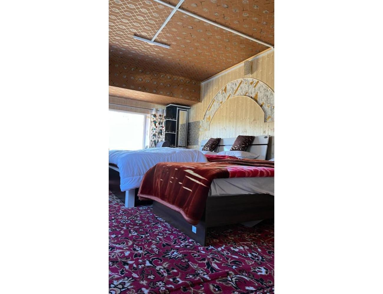 Pine View Resort, *