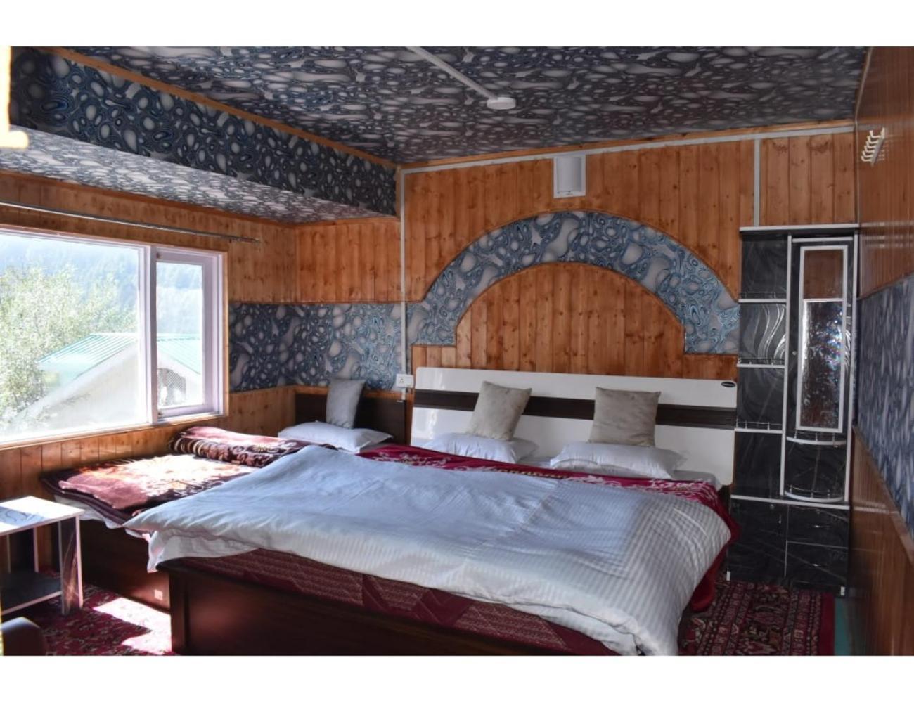 Pine View Resort, *