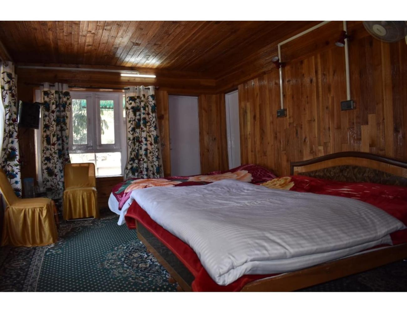 Pine View Resort, *