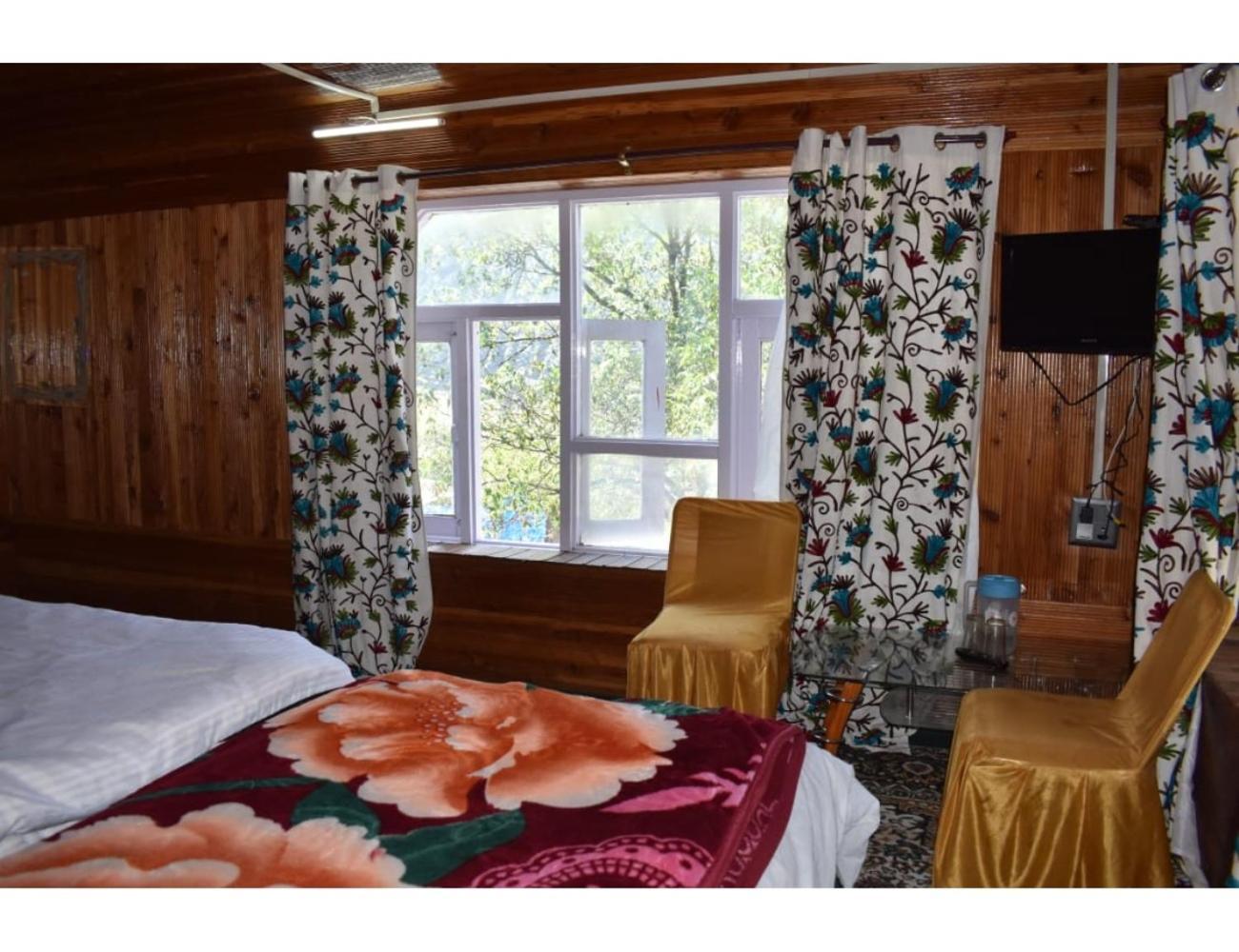 Pine View Resort, Homestay *