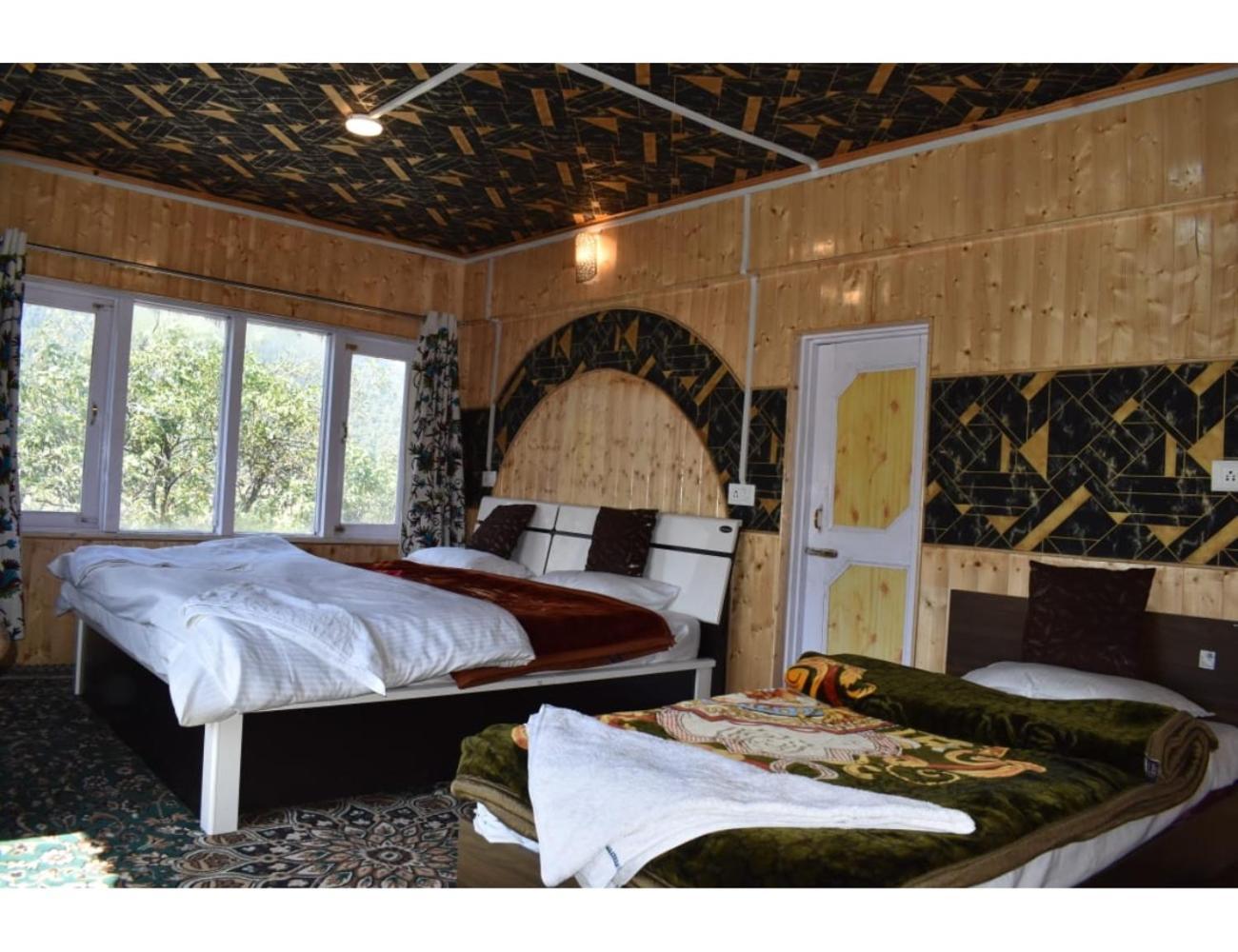 Pine View Resort, *