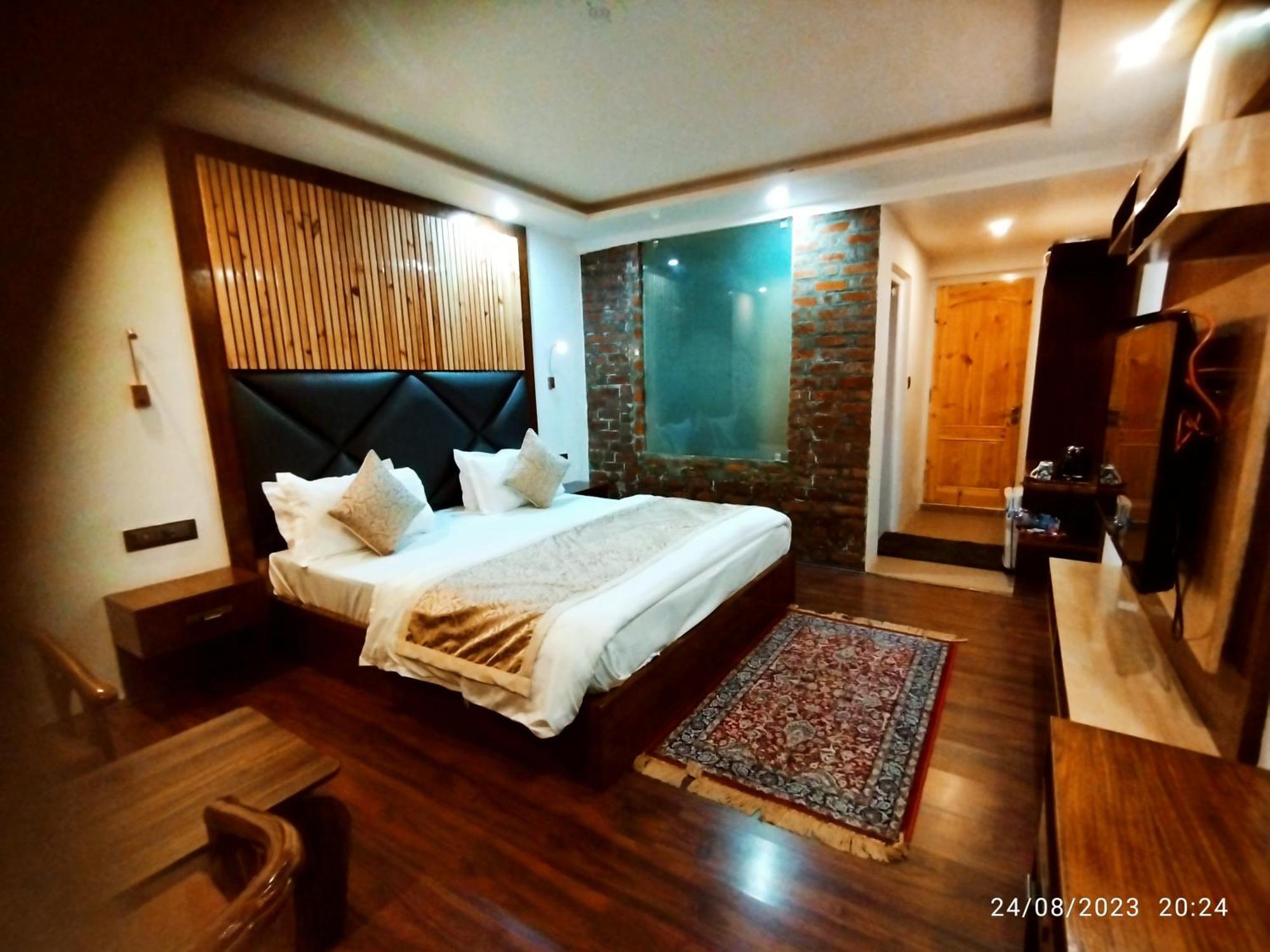 Lidder Palace Hotel 3*