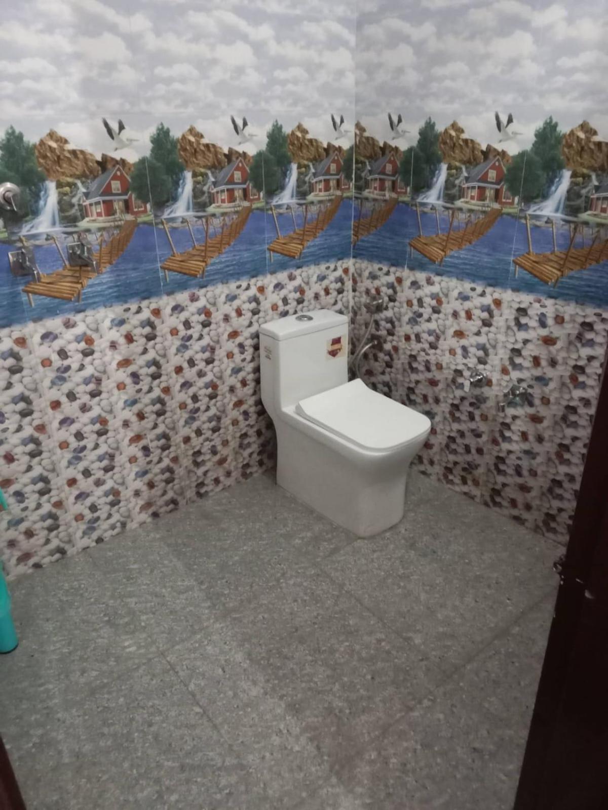 New Tourist Palace, Homestay