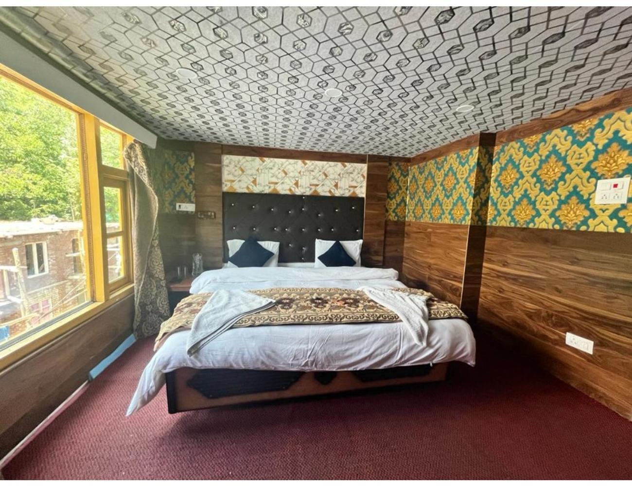 New Tourist Palace, Homestay