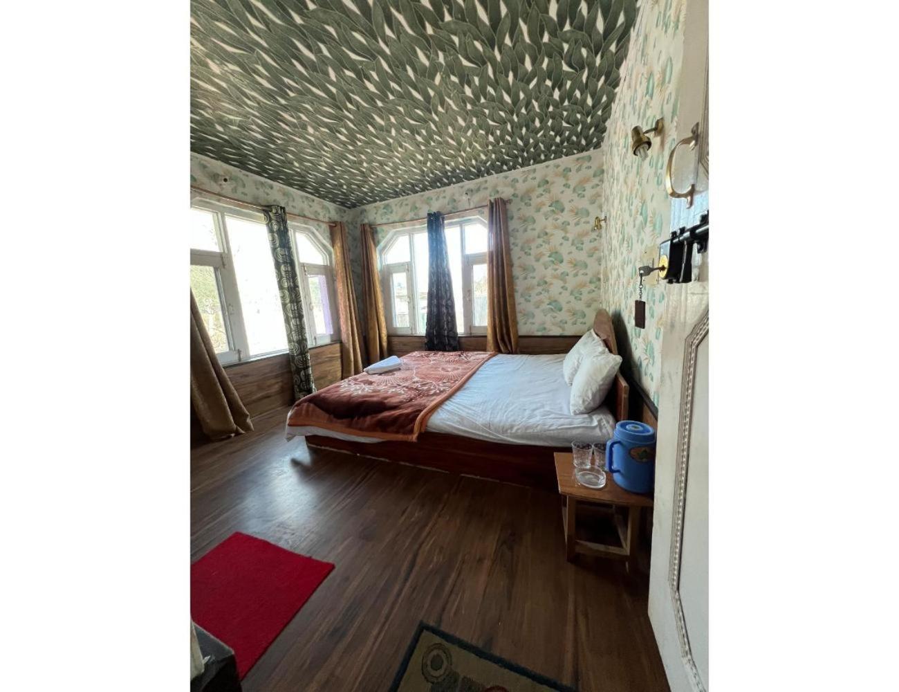 Pine Green, Homestay