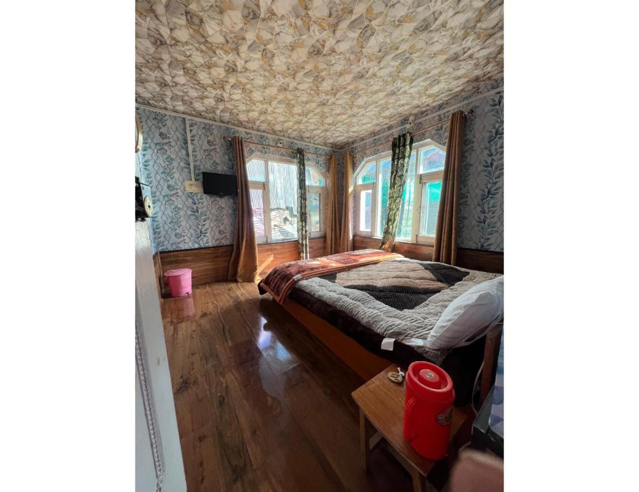 Pine Green, Homestay *
