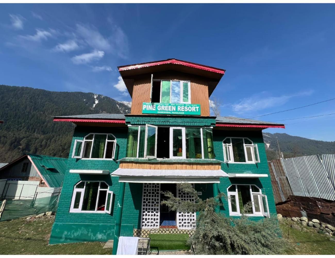 Pine Green, Homestay *