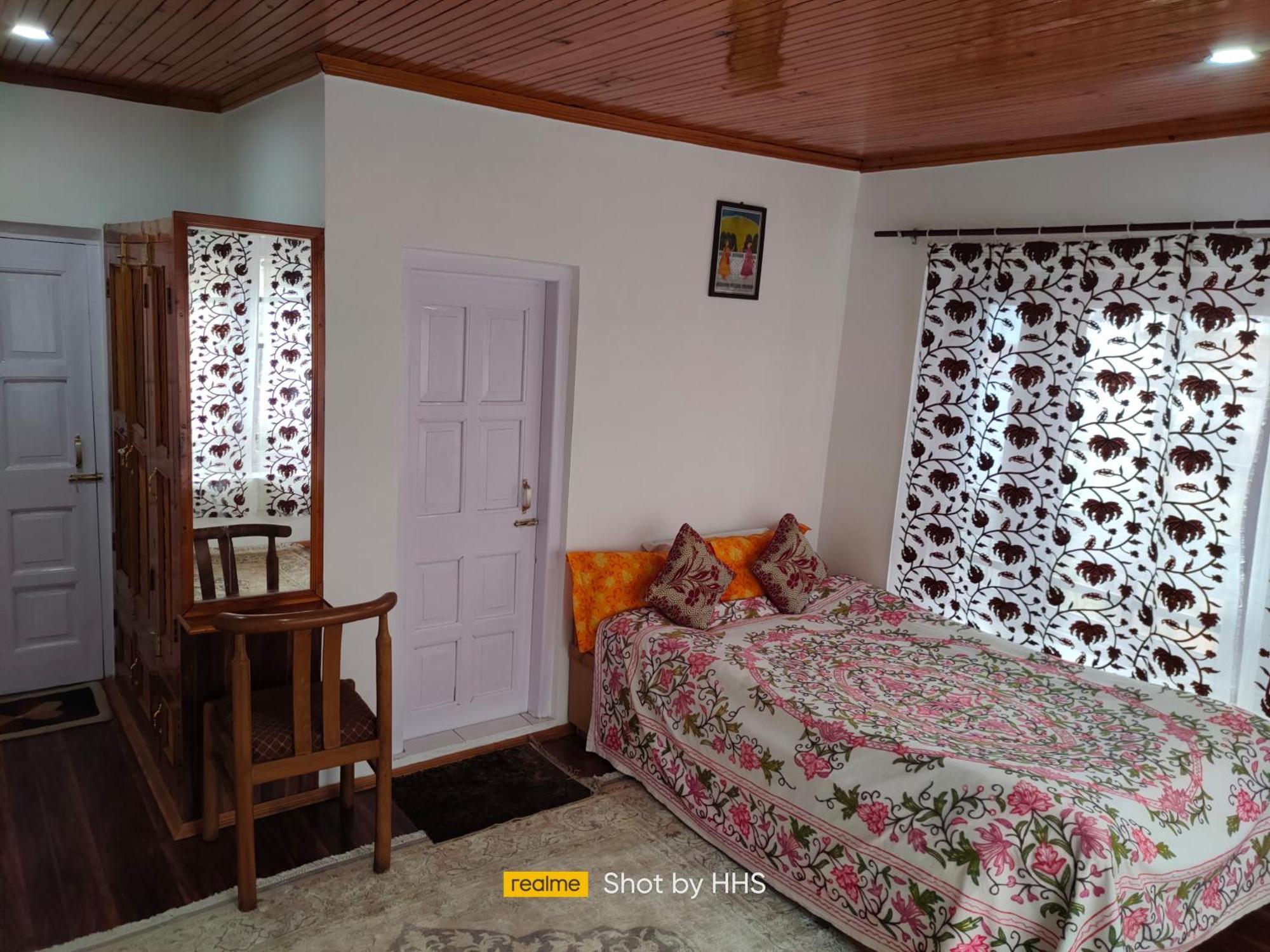 Hakeem Homestay Pahalgam