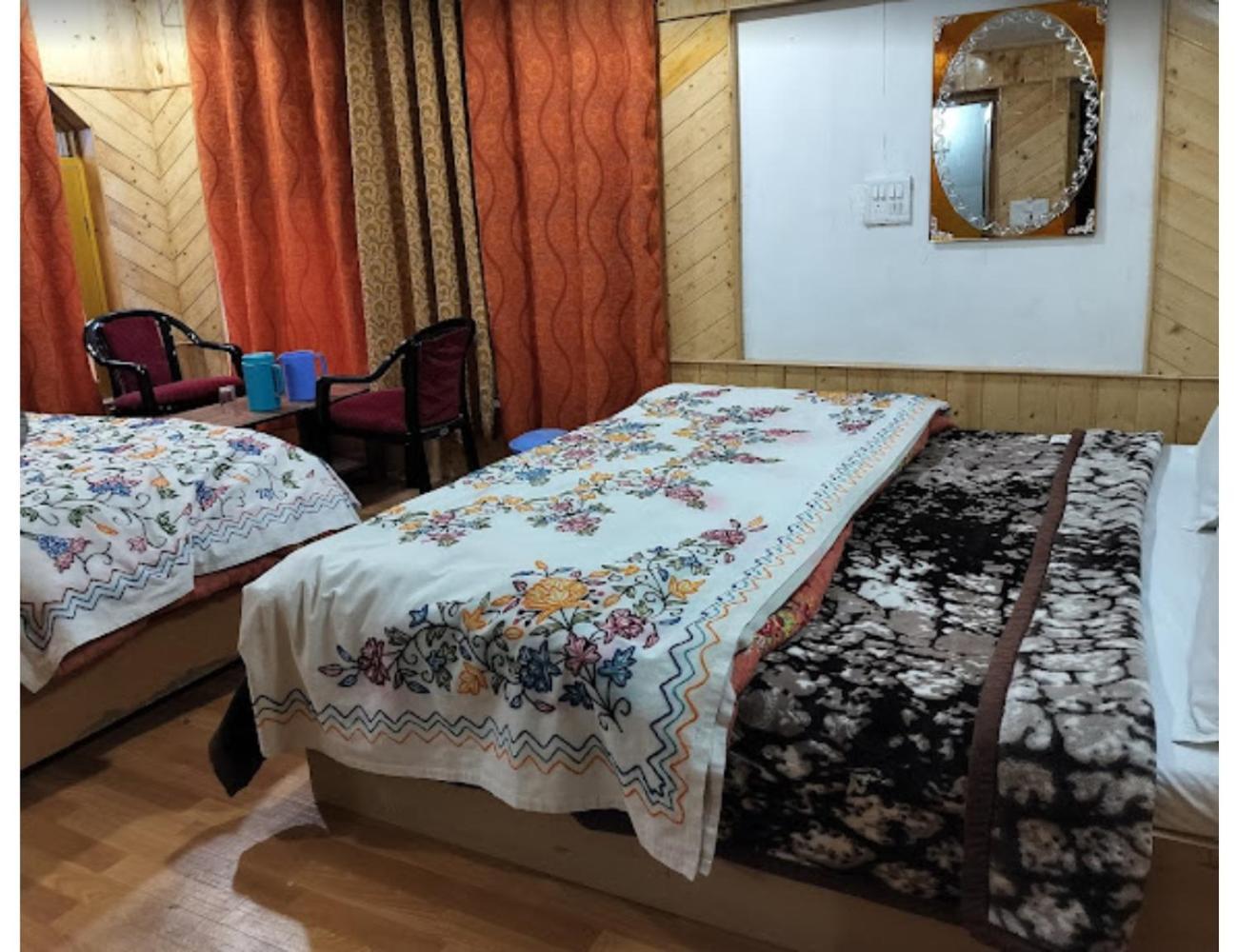 Homestay Kesar Hotel, *