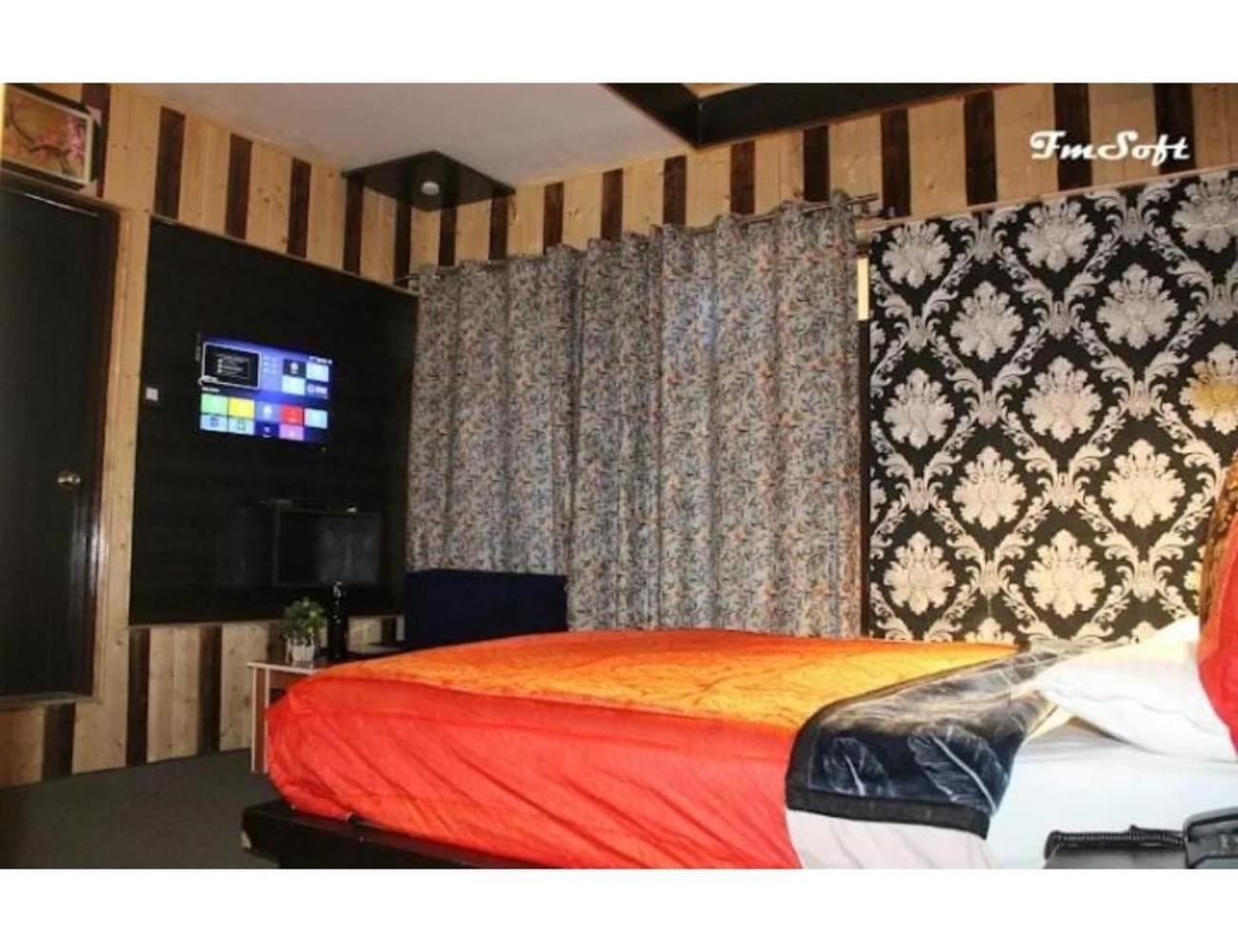 Homestay Diamond Star, *