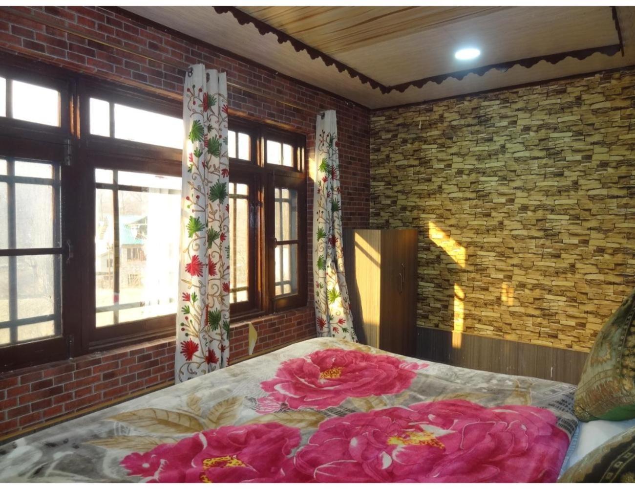 Sun And Snow, Pahalgham Homestay *