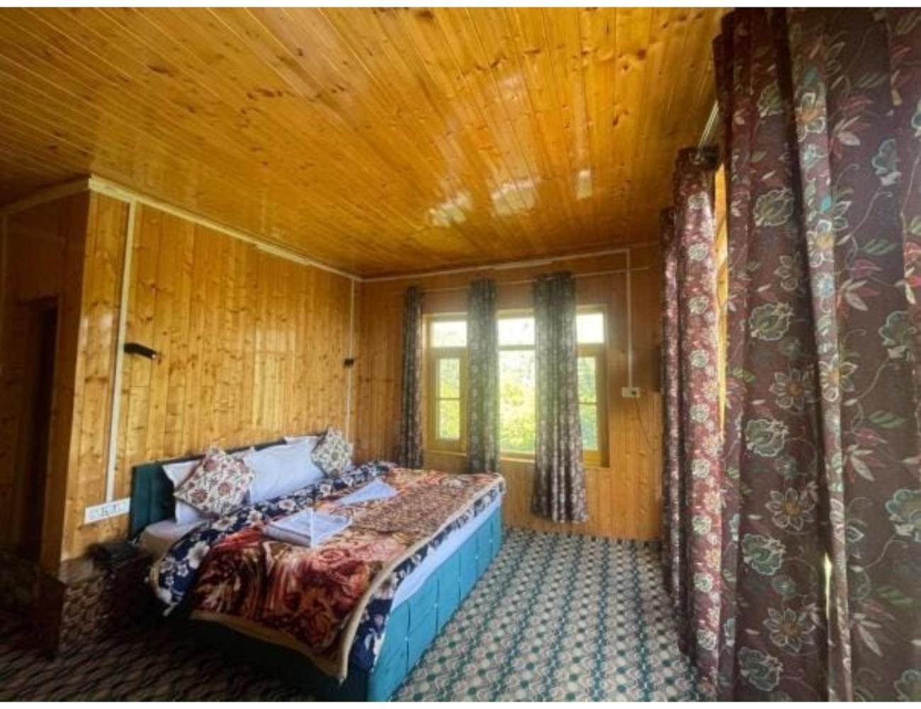 Mountain Ridge Resort, *