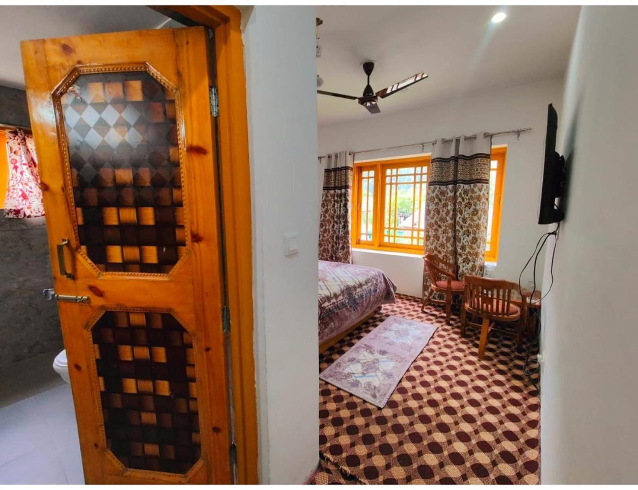 Crown Plaza, Homestay *