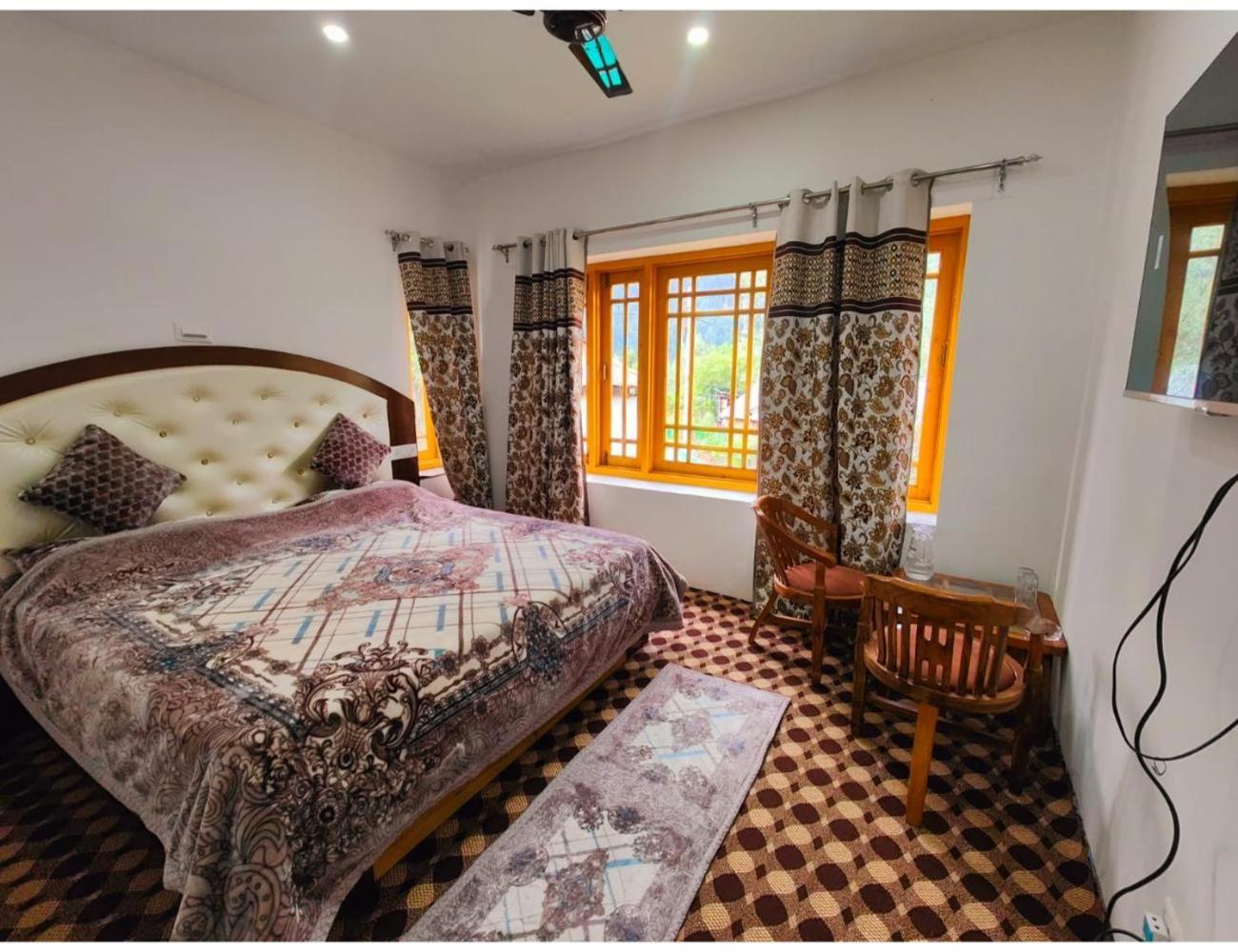 Crown Plaza, Homestay