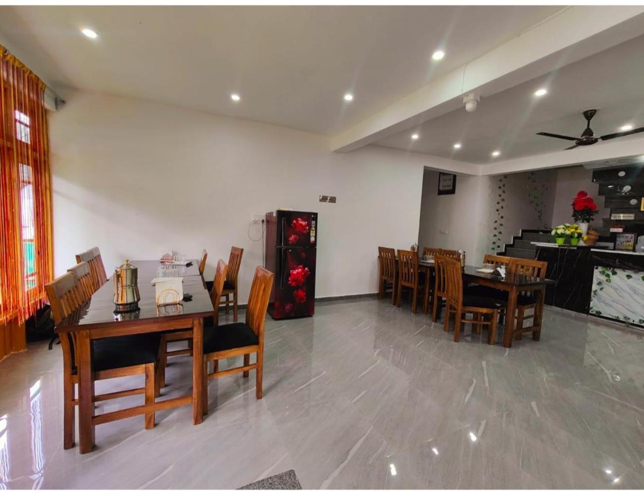 Crown Plaza, Homestay *