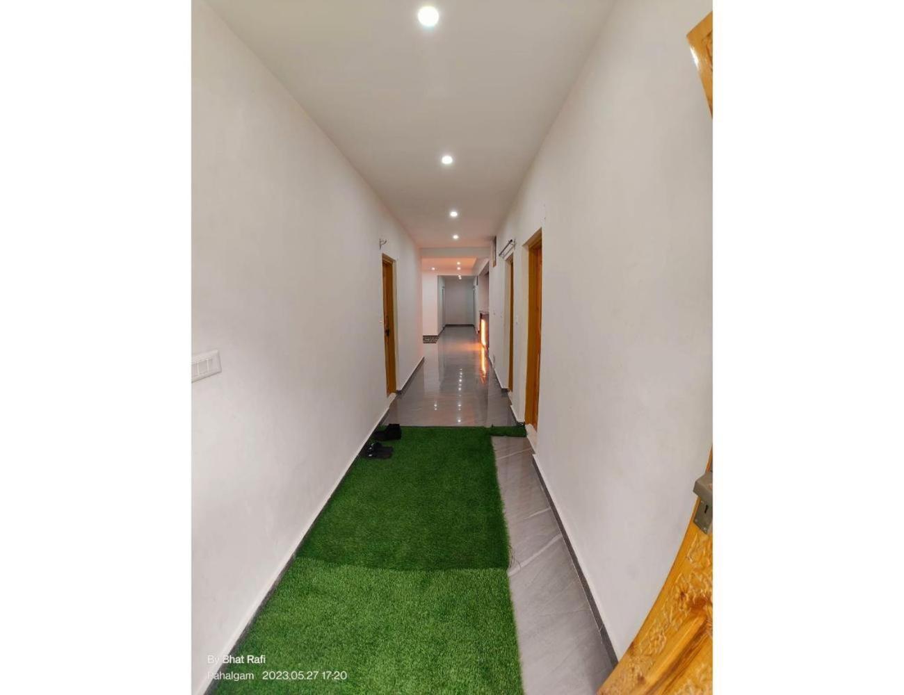 Crown Plaza, Homestay