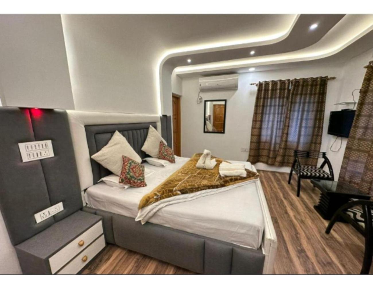 Mala Castle And Hotel, Homestay
