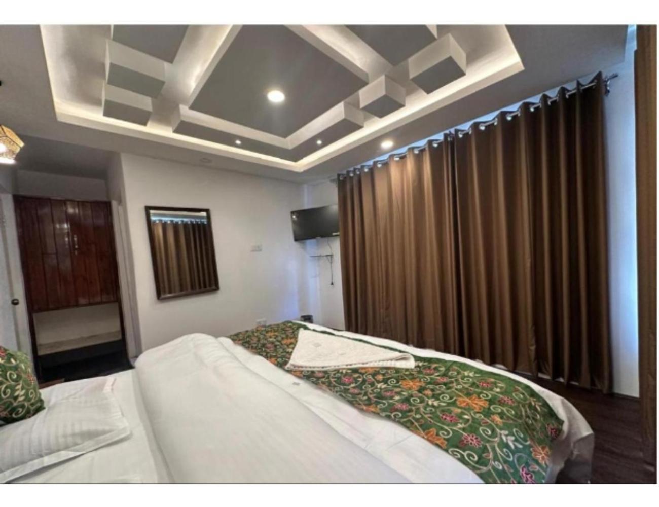 Mala Castle And Hotel, Homestay