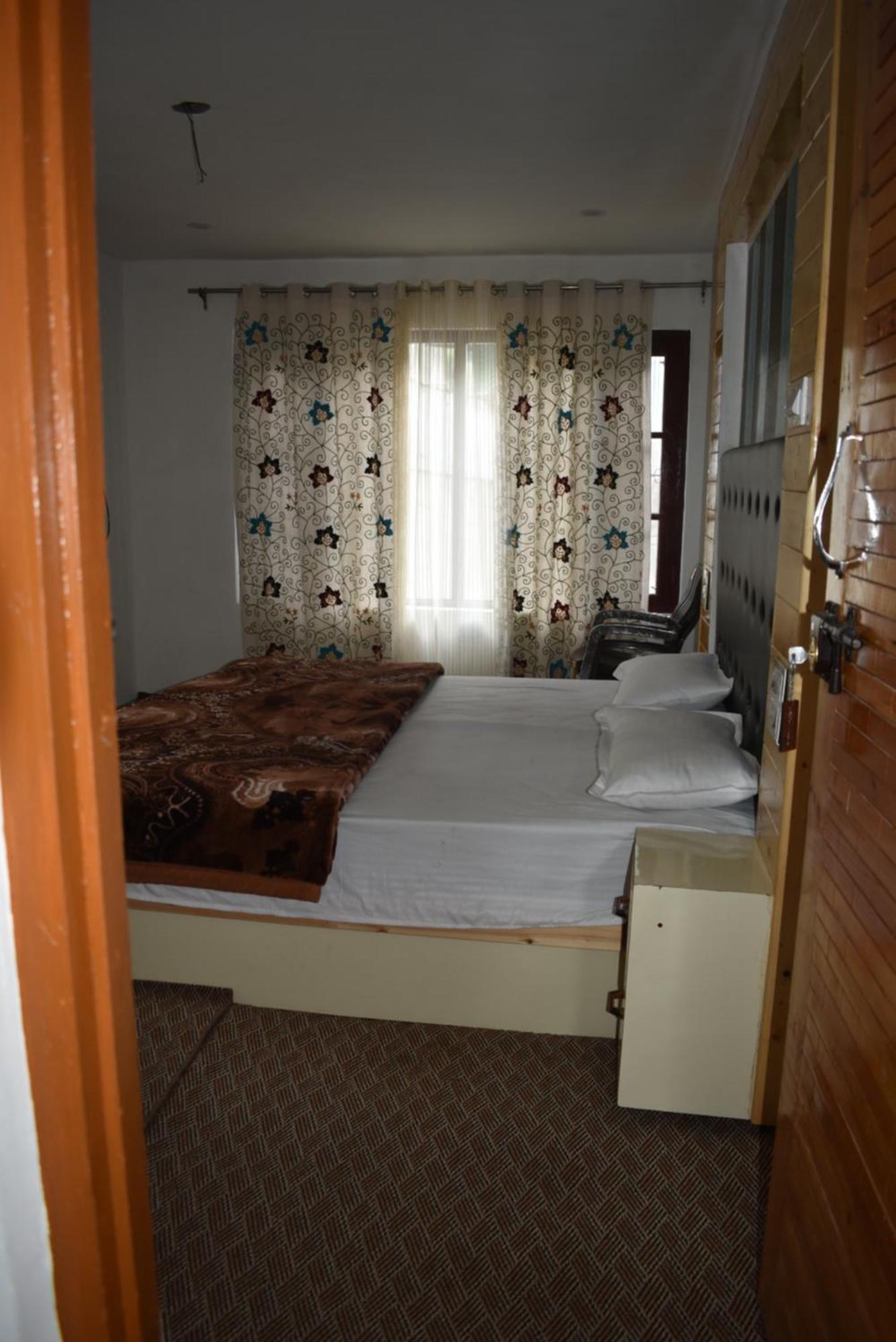 Galaxy Hotel *