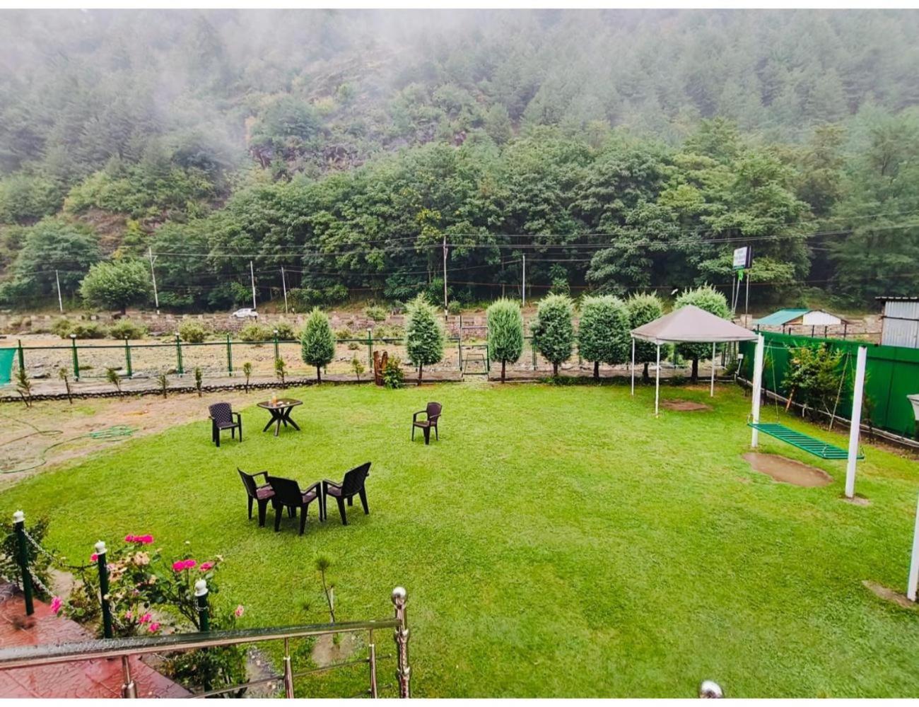 Ahmed Villa, * Pahalgam