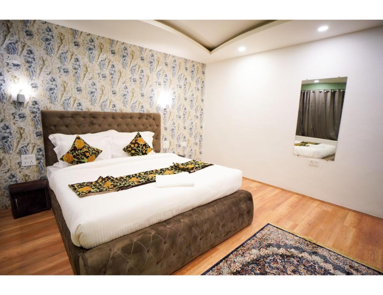 The Wonder Hills, Homestay