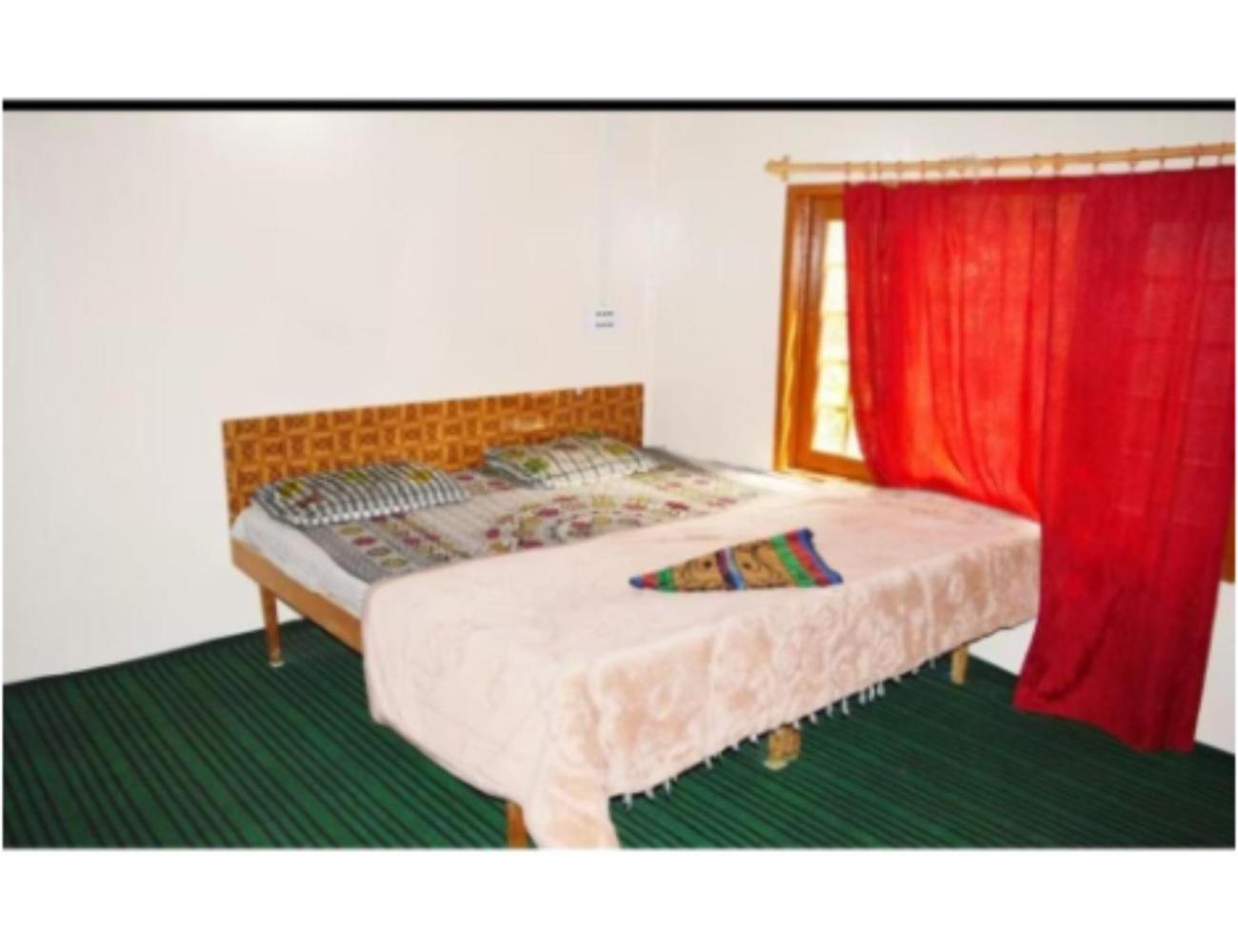 Adnan Palace Hotel, Near Laripora, 4* Pahalgam