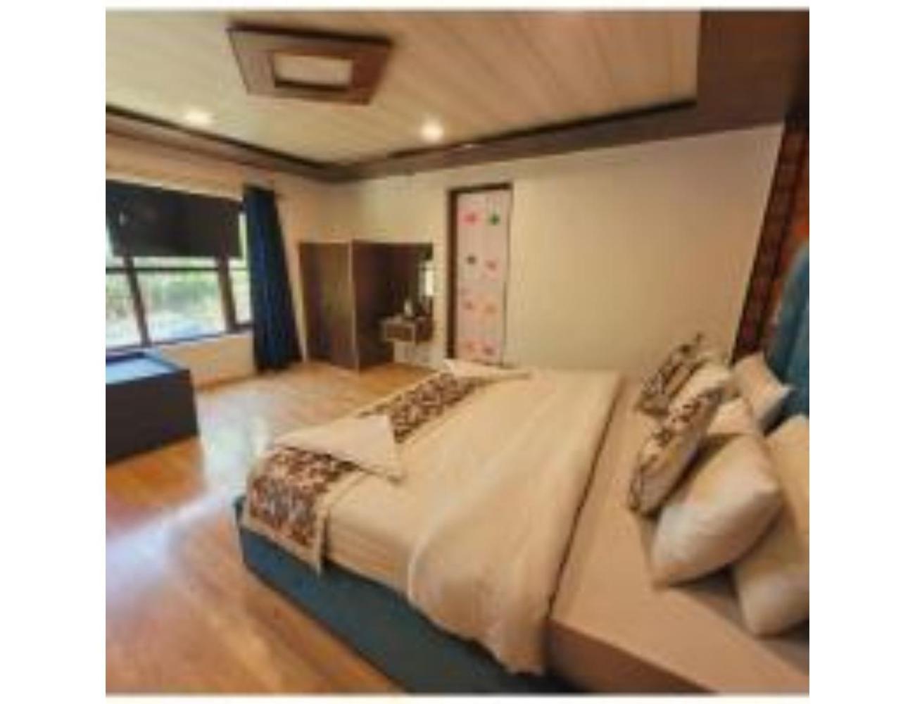 Woods Cottage, Near Lavender Park, *