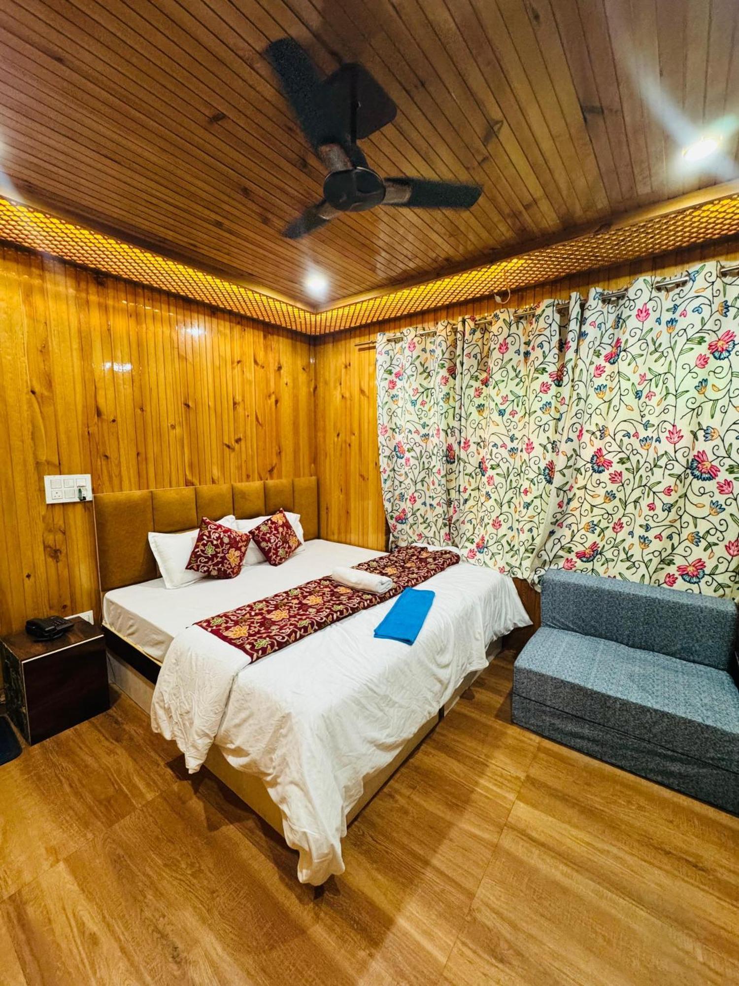 Frosty Mountain Hotel 3*