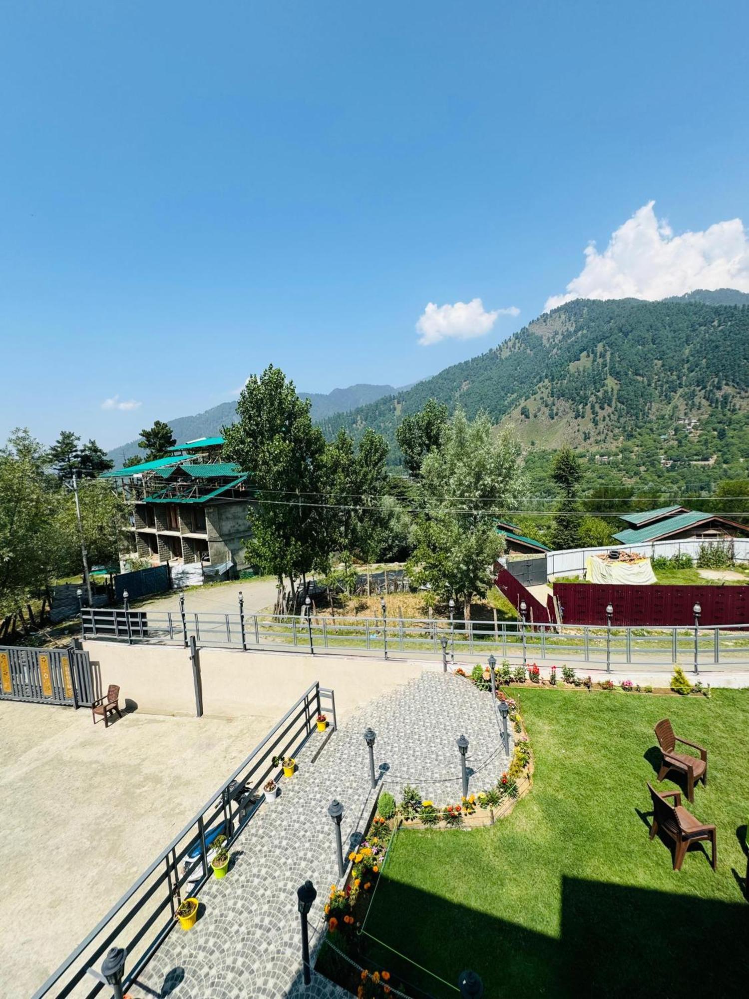 Frosty Mountain Hotel 3*
