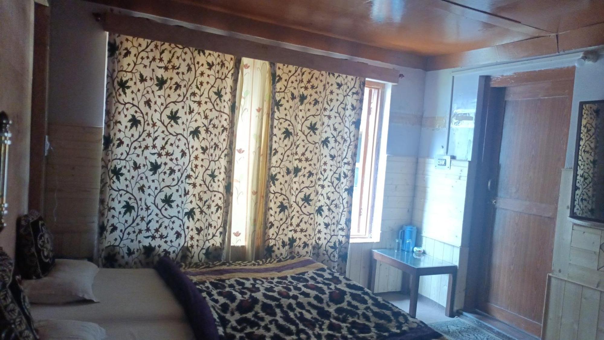 Gulfam Palace 2*