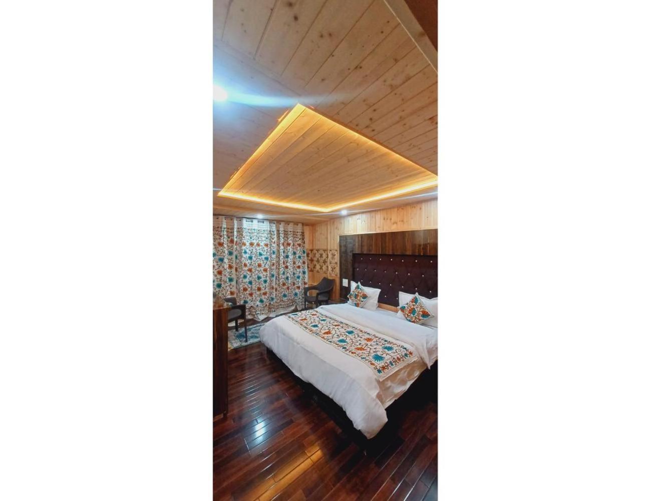 Poshwan Guest House, *