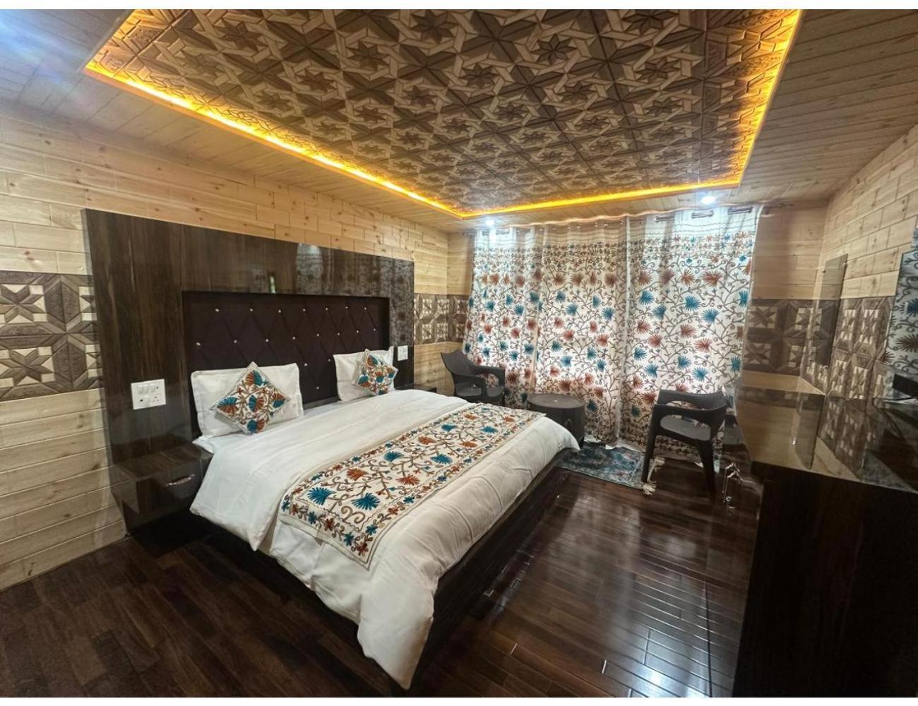 Poshwan Guest House, *