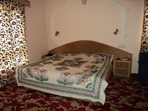 Paradise Hotel
