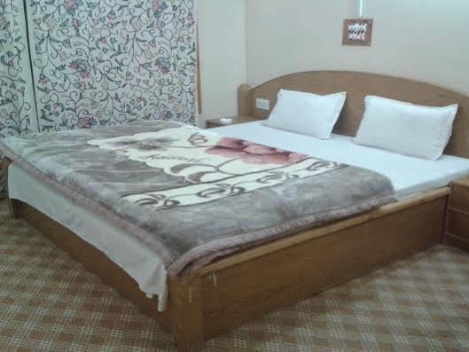 Hotel Oyo 5472 Bombay Palace 3*
