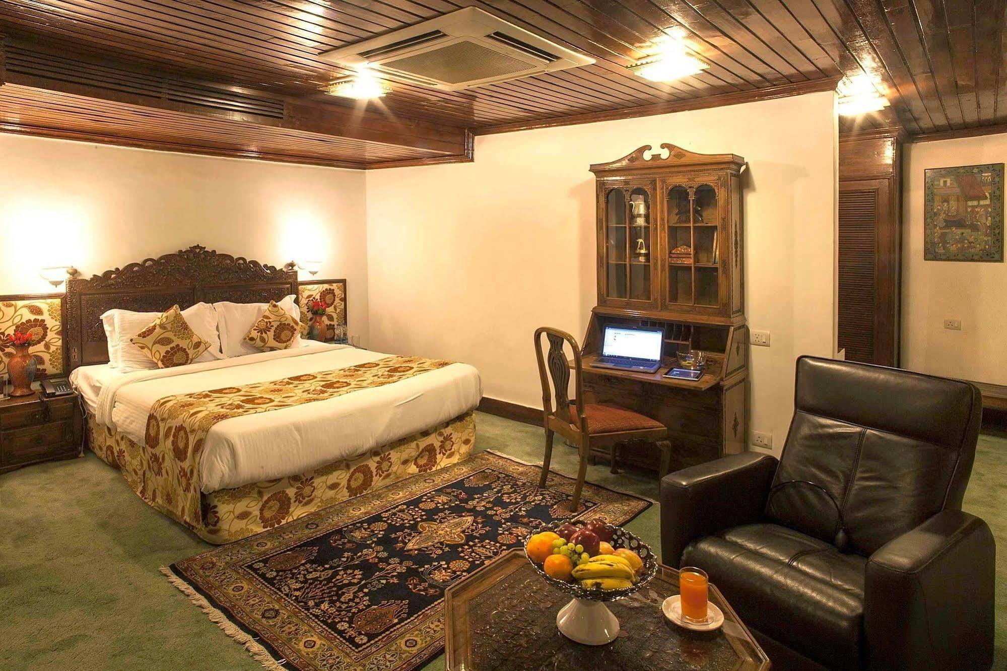 Hotel Senator Pine N Peak Pahalgam