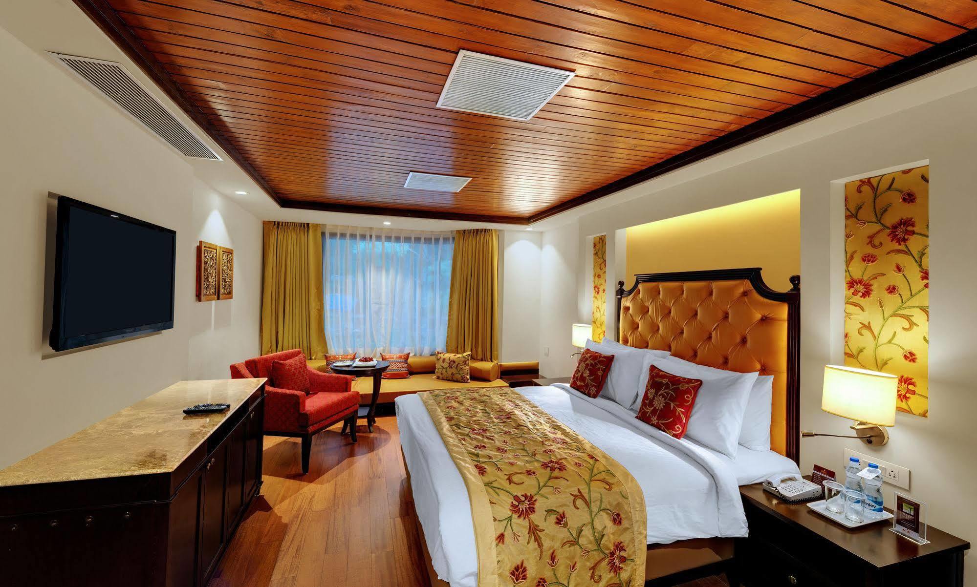 Senator Pine N Peak Hotel Pahalgam