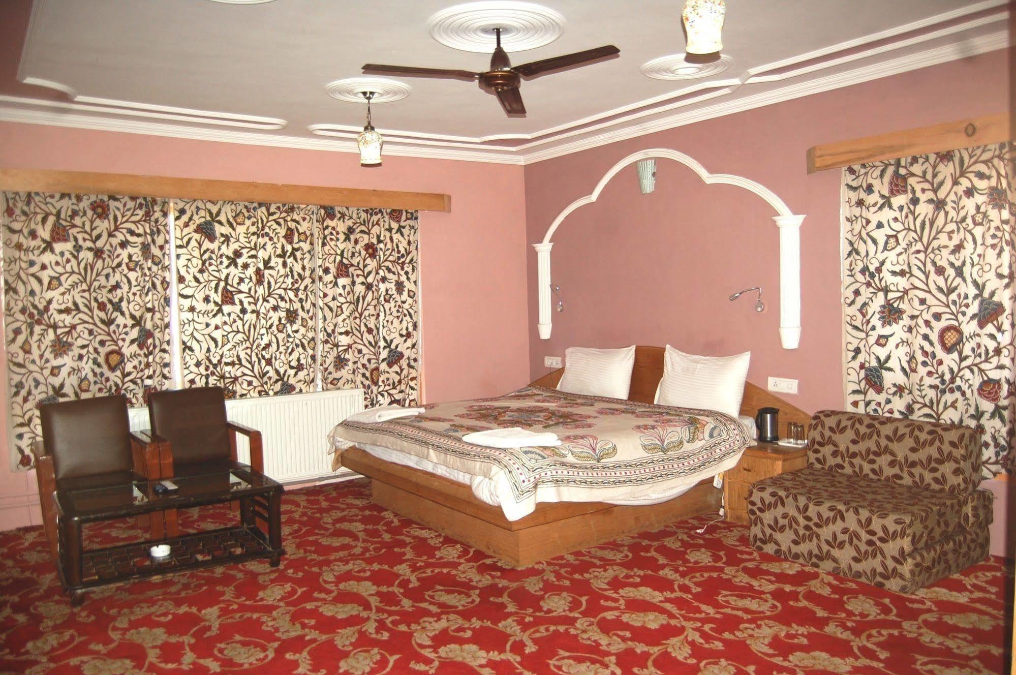 Paradise Hotel 4*