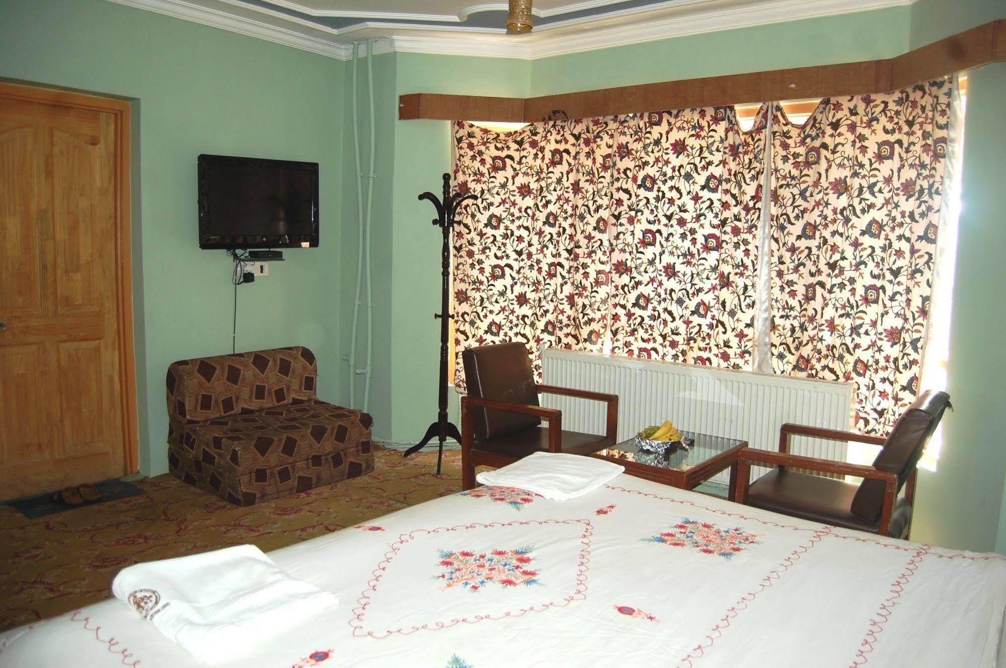Paradise Hotel 4*