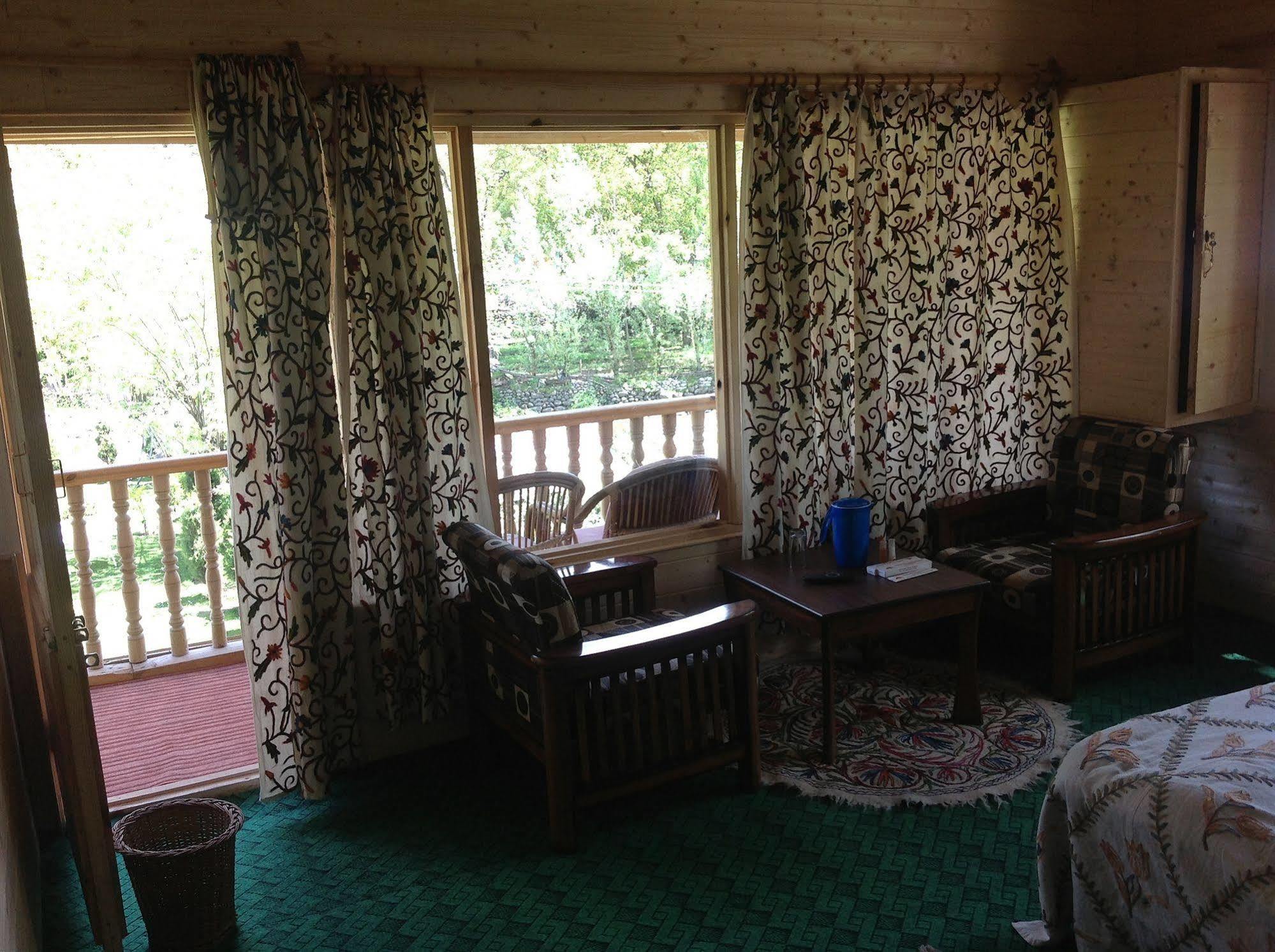 Himalaya House 2*