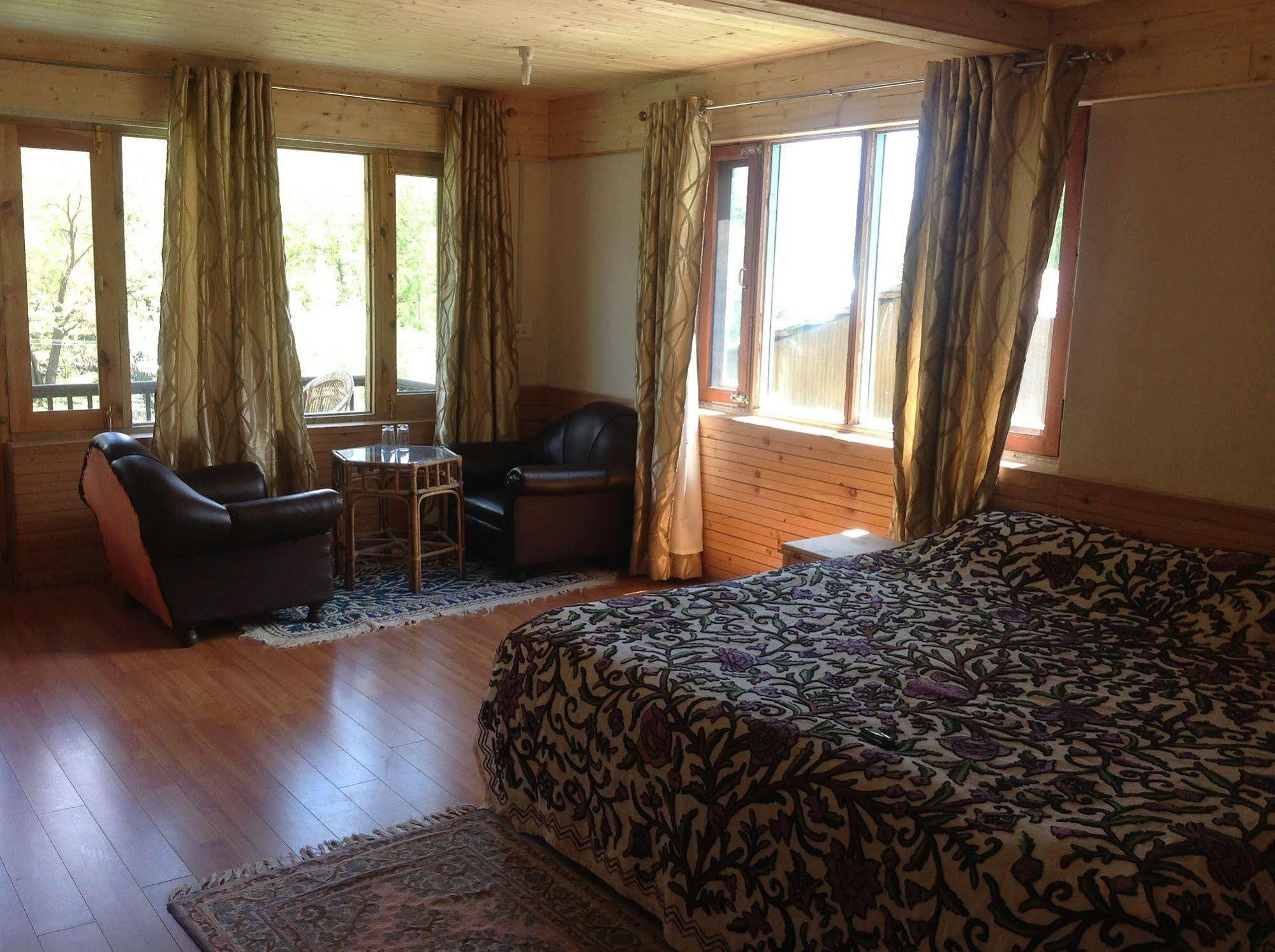 Himalaya House 2*